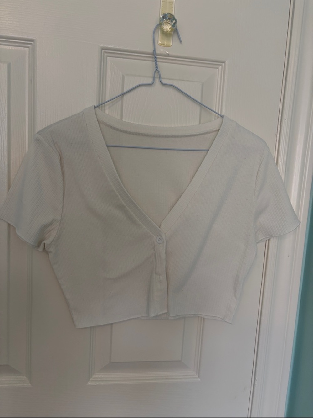 Sunday best - White V-Neck Ribbed Button Crop Top